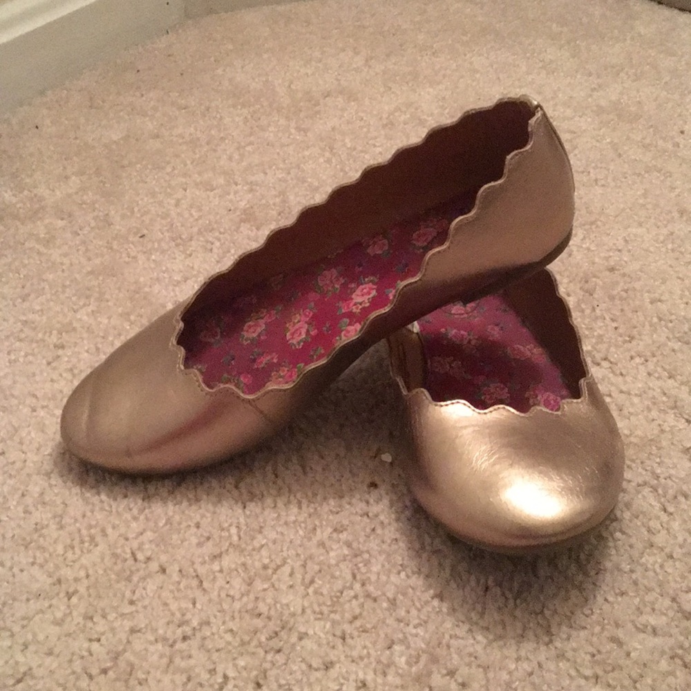 Gold scalloped flats